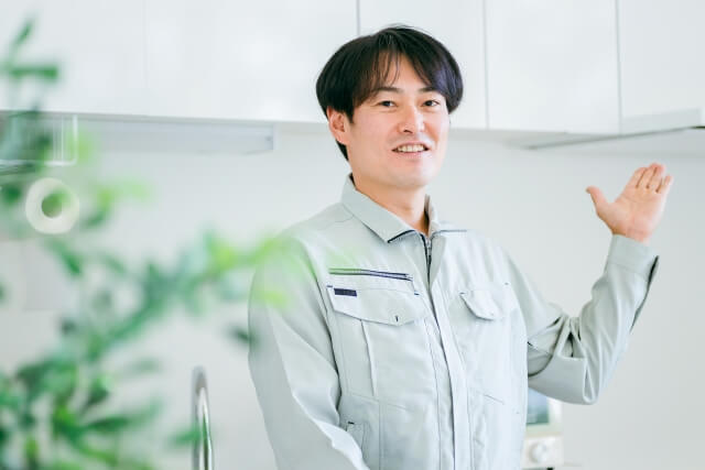 水回りリフォームについて案内を行う様子