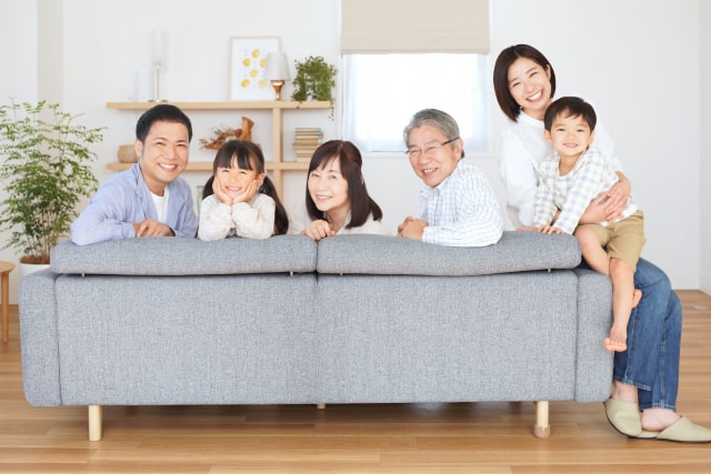 家族でソファーに座る様子